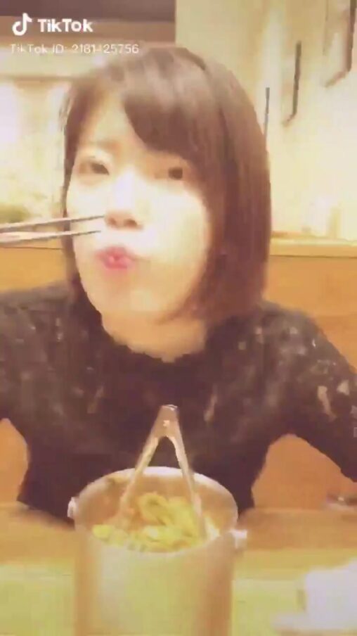【きたな】オルチャンメイク女子、飲食店のテーブルにあるキムチを箸でそのまま食ってしまう