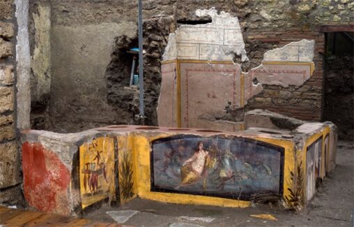 ポンペイ遺跡から2000年前のローマ時代の食堂が発見される鶏やカモの絵、人の骨まで見つかる