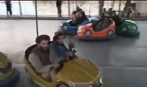 【動画】タリバン兵、空港から離れた遊園地まで制圧しウキウキで遊んでしまう