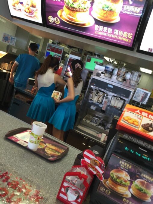 【台湾？】中国のハンバーガー屋の制服エロすぎ