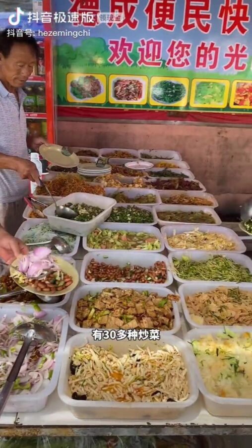 【画像】中国の貧困層の食事（136円食べ放題）が日本の貧困層の食事と比べて豪華過ぎると話題に