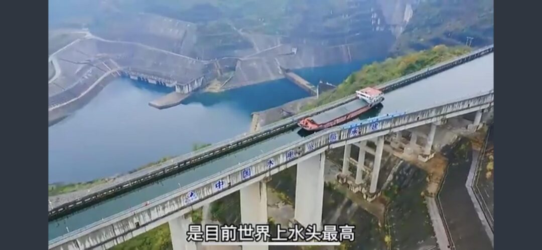 【画像】中国の船、山をのぼる想像の5倍凄い