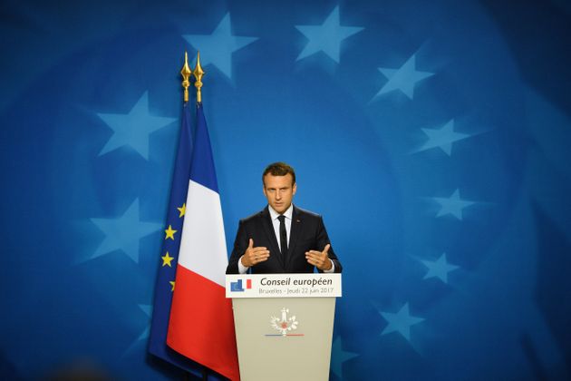 【画像】マクロン大統領「フランス国旗の色こっそり変えたろｗｗｗ」→気づかれずに4年がすぎる