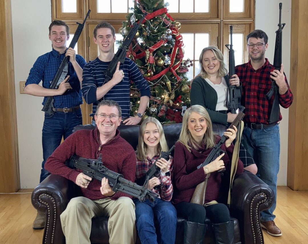【画像有】サンタに「弾ちょうだい」。銃を持った家族写真投稿で米議員炎上。これにはNRAも「・・・」