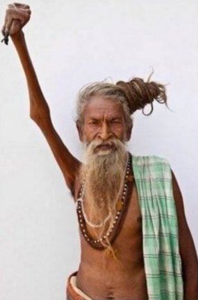【悲報】インド人男性、45年間右腕を上げたまま生活したため右腕が完全に固まってしまう