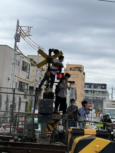 叩け！【台風】東京都民、冠水した路上で浮き輪を使って遊び始める